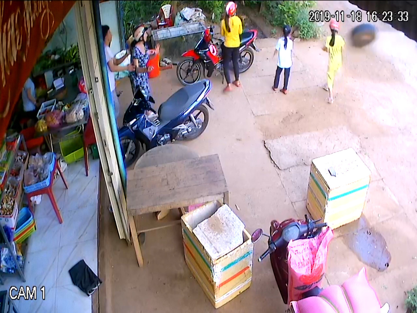 Thót tim cảnh nổ lốp, bánh xe tải lao thẳng vào quán tạp hóa ở Bình Phước ảnh 1