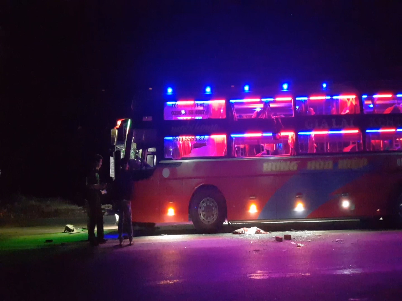 Xe máy bốc cháy sau khi bị kéo lê dưới gầm xe khách gần 1 km ảnh 2