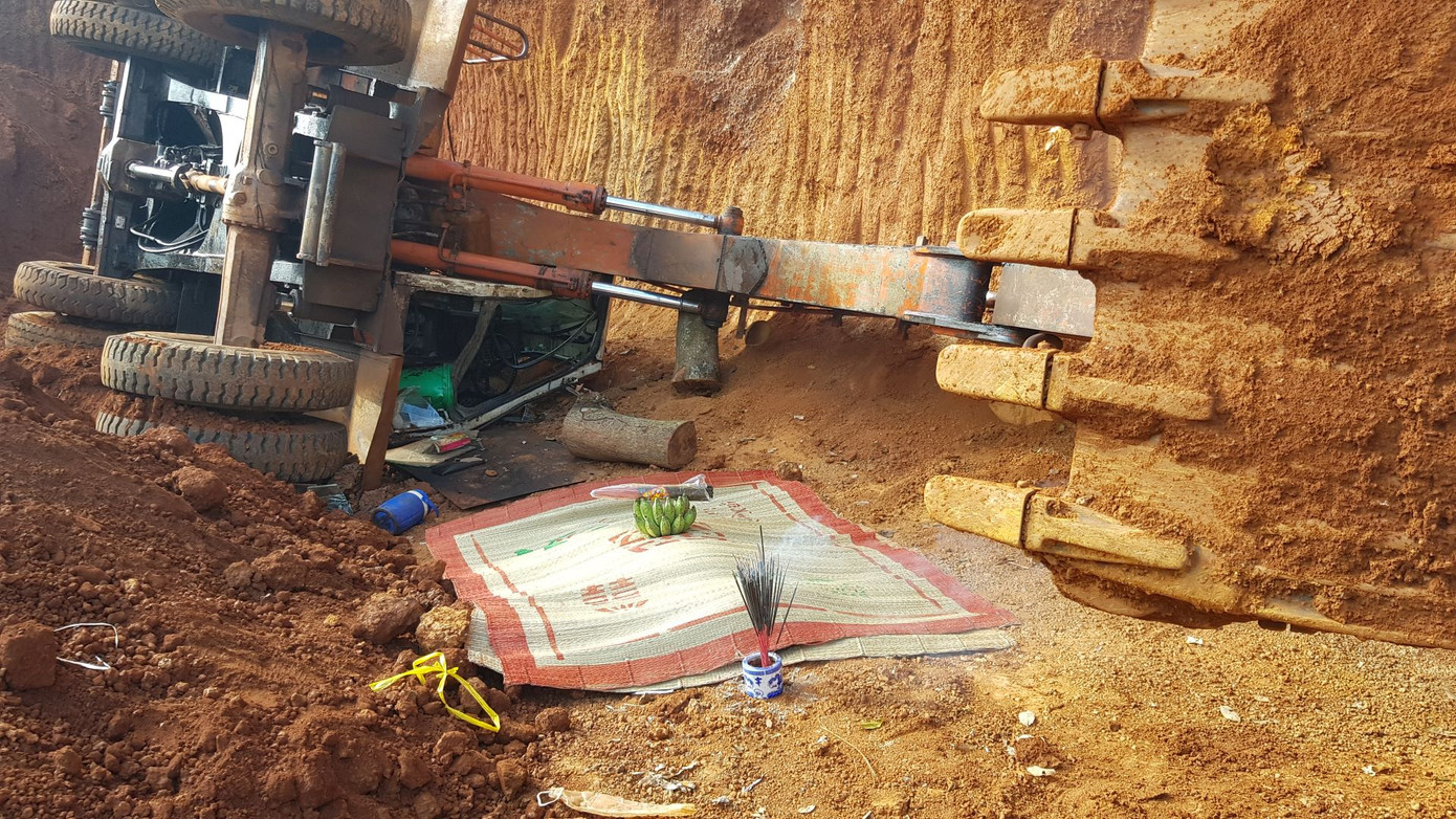 Bình Phước: Lật xe máy múc khai thác đất, tài xế tử vong tại chỗ ảnh 2