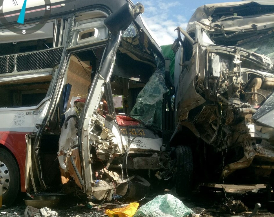 Xe container lấn làn đâm trực diện xe khách, 4 người thương vong ảnh 2