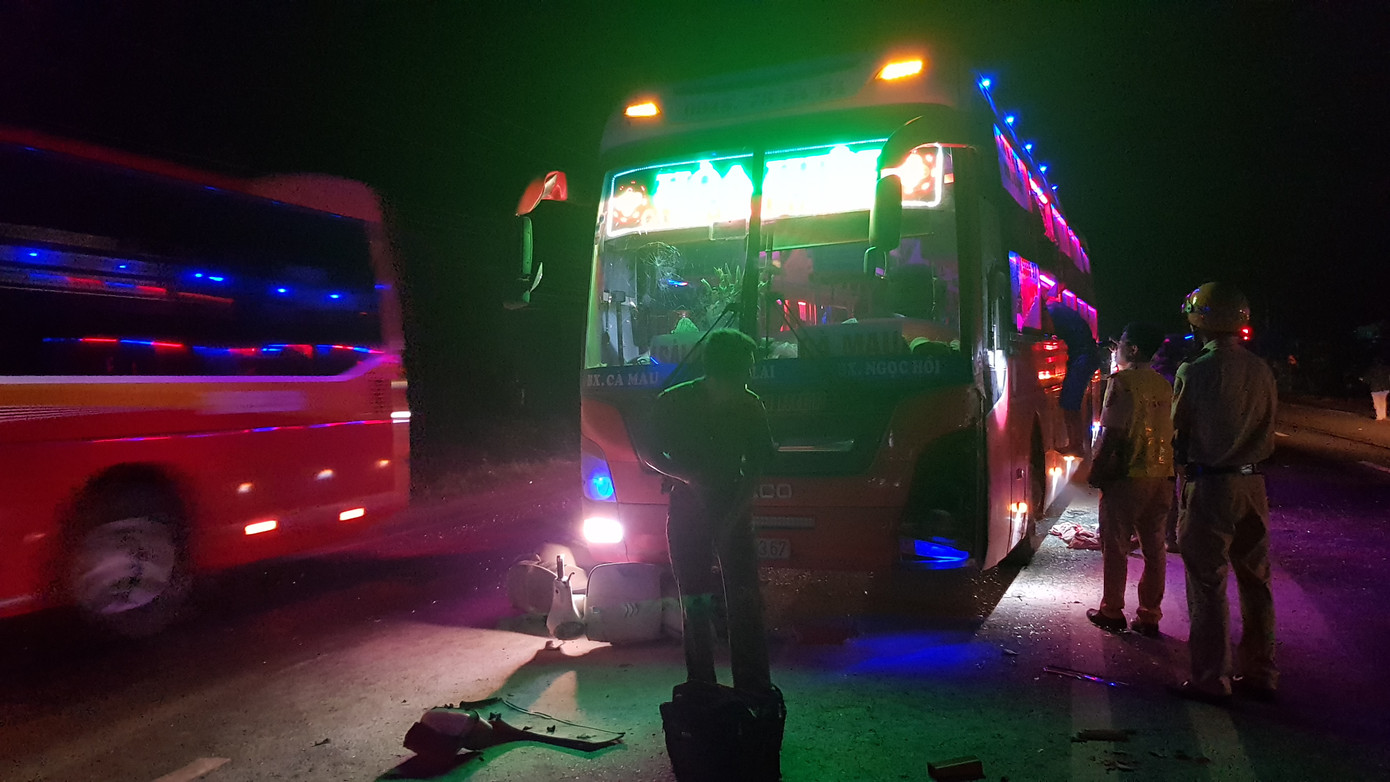 Xe máy bốc cháy sau khi bị kéo lê dưới gầm xe khách gần 1 km ảnh 1
