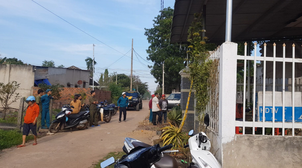 Vợ bàng hoàng phát hiện chồng tử vong trong tư thế treo cổ ảnh 1