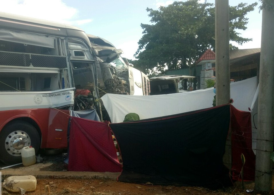 Xe container lấn làn đâm trực diện xe khách, 4 người thương vong ảnh 1