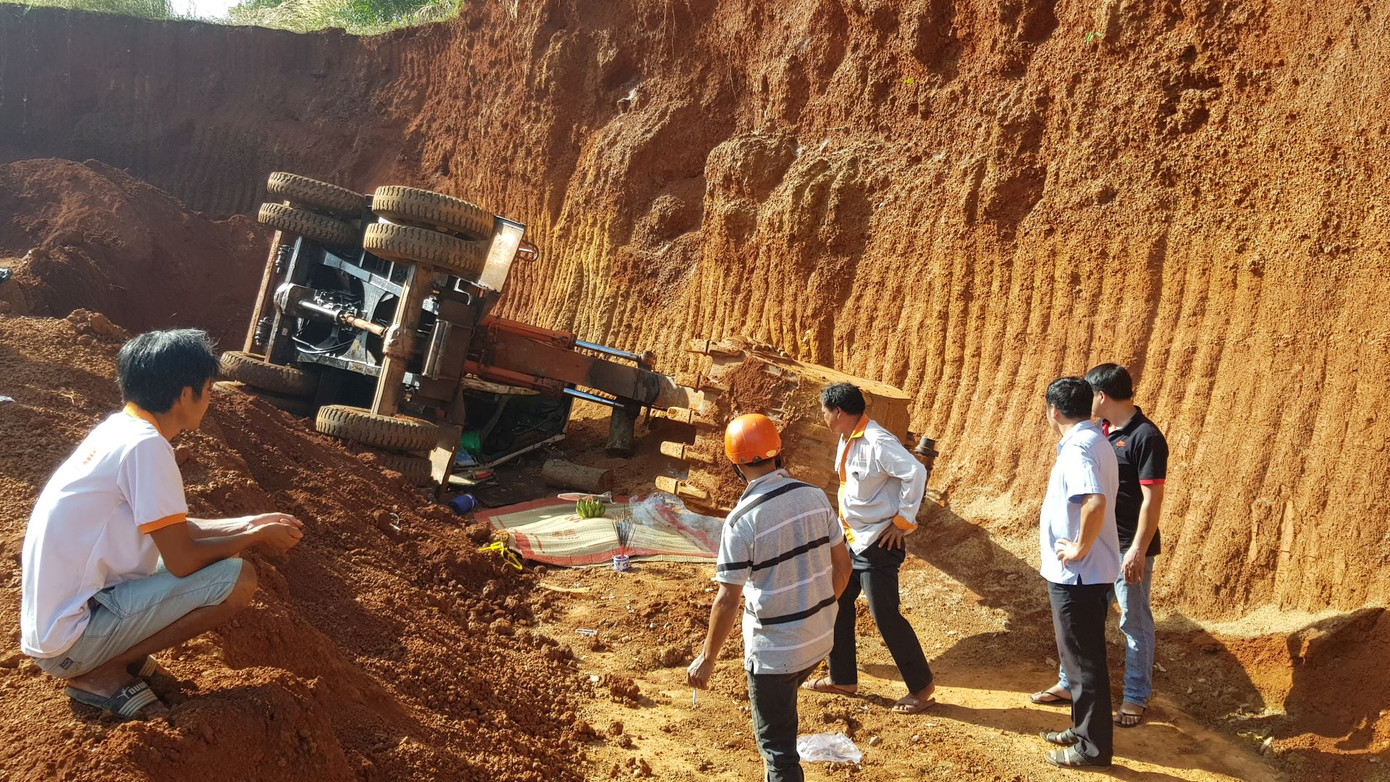 Bình Phước: Lật xe máy múc khai thác đất, tài xế tử vong tại chỗ ảnh 1