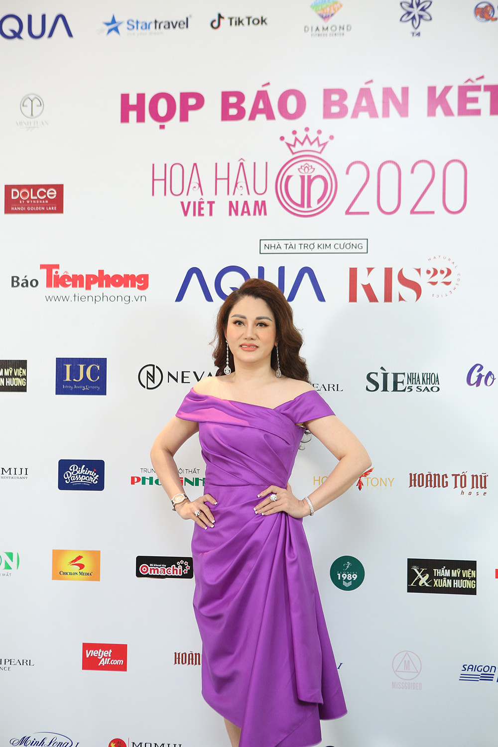 Rộn ràng thảm đỏ họp báo Vòng Bán kết toàn quốc Hoa hậu Việt Nam 2020 ảnh 5