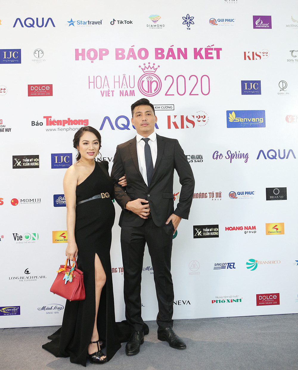 Rộn ràng thảm đỏ họp báo Vòng Bán kết toàn quốc Hoa hậu Việt Nam 2020 ảnh 3