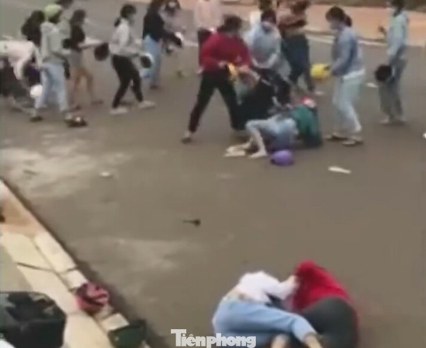 Công an điều tra vụ hơn chục nữ sinh hỗn chiến ngay gần trường THPT ảnh 1