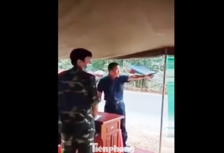 Họp HĐND xem xét đơn từ chức của lãnh đạo huyện chống kiểm dịch ảnh 2