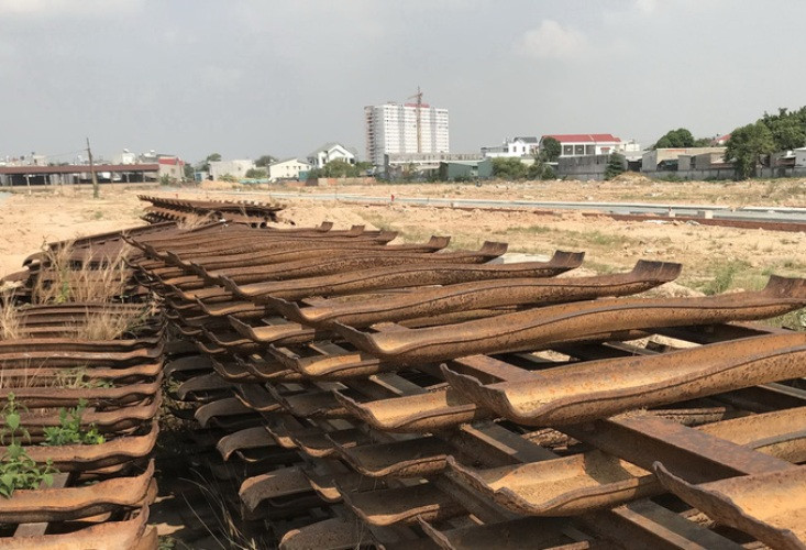 Bình Dương kiến nghị Thủ tướng xử lý vụ 'phá đường ray xây nhà ở' ảnh 1