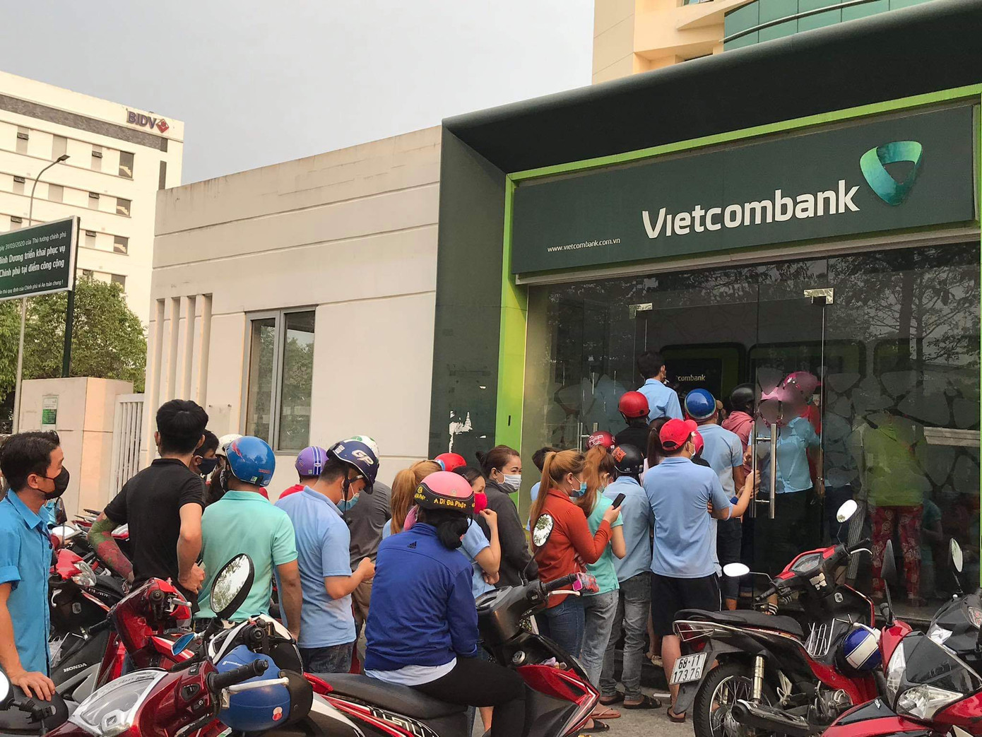 Bất chấp lệnh cấm, công nhân vẫn tụ tập rút tiền lương ảnh 4