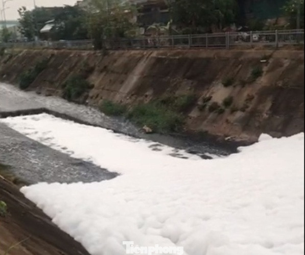 Lộ nguyên nhân khiến hàng loạt kênh, suối ở Bình Dương bị phủ 'tuyết trắng' ảnh 1