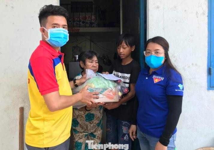 Tuổi trẻ đất Thủ đến gõ cửa từng nhà, phát quà cho người khó khăn ảnh 1