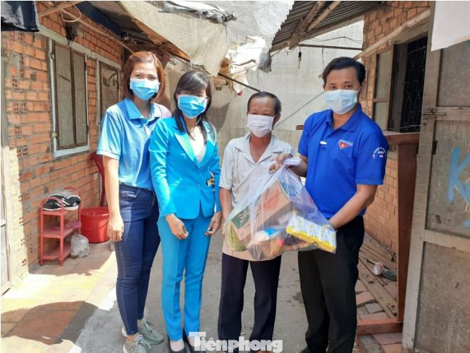 Tuổi trẻ đất Thủ đến gõ cửa từng nhà, phát quà cho người khó khăn ảnh 2