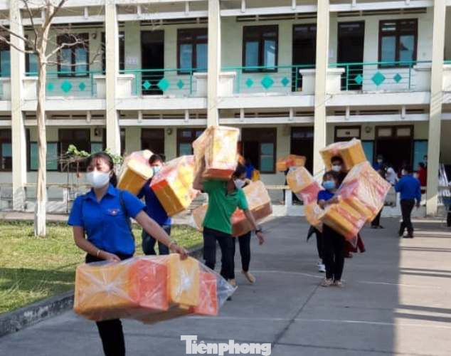 Tuổi trẻ đất Thủ đến gõ cửa từng nhà, phát quà cho người khó khăn ảnh 3