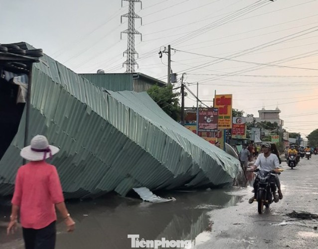  Lốc lớn ở Bình Dương làm tường SVĐ Gò Đậu đổ sập ảnh 6
