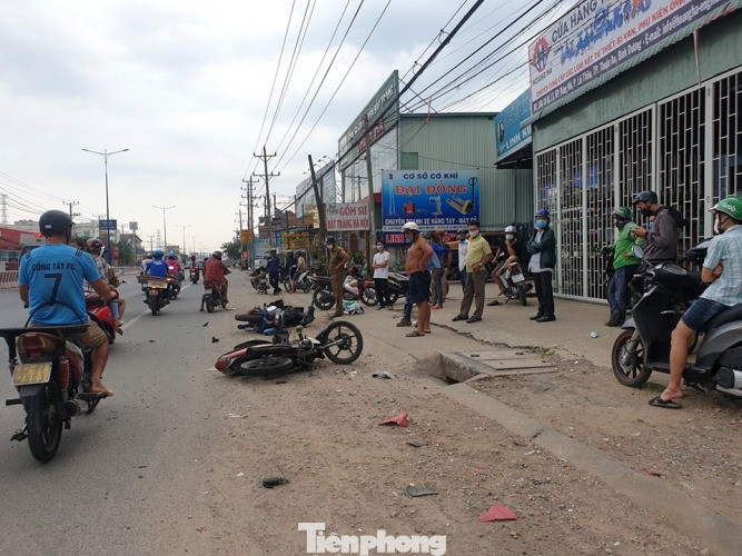 Dân vây bắt thanh niên nghi ngáo đá la hét, tông người đi đường ảnh 1