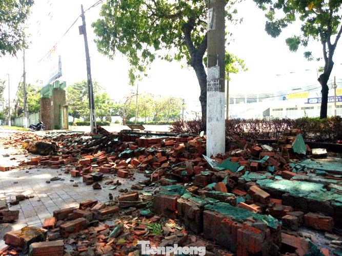  Lốc lớn ở Bình Dương làm tường SVĐ Gò Đậu đổ sập ảnh 1