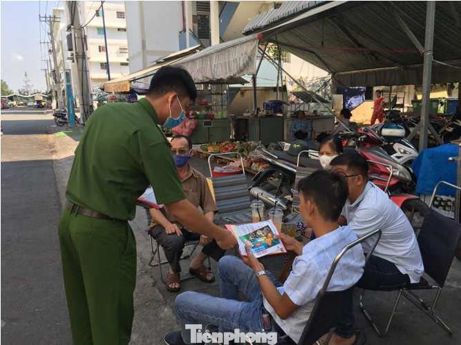 Tuổi trẻ đất Thủ đến gõ cửa từng nhà, phát quà cho người khó khăn ảnh 6