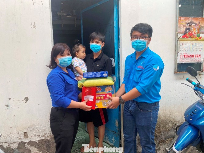 Đoàn viên thanh niên đến gõ cửa từng phòng trọ phát gạo cho công nhân ảnh 5