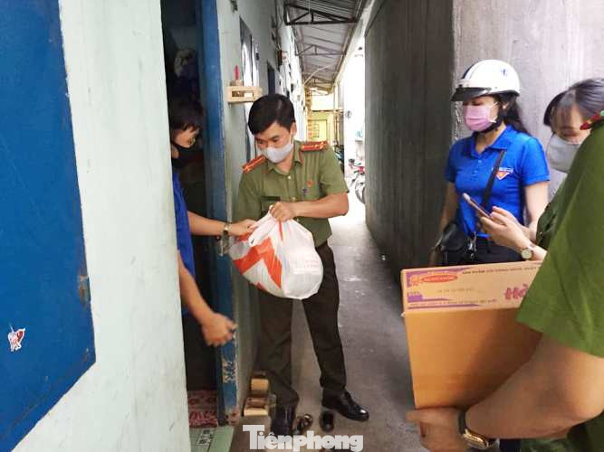 Đoàn viên thanh niên đến gõ cửa từng phòng trọ phát gạo cho công nhân ảnh 1