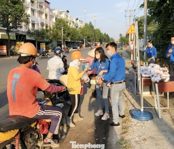 Đoàn viên thanh niên đến gõ cửa từng phòng trọ phát gạo cho công nhân ảnh 7