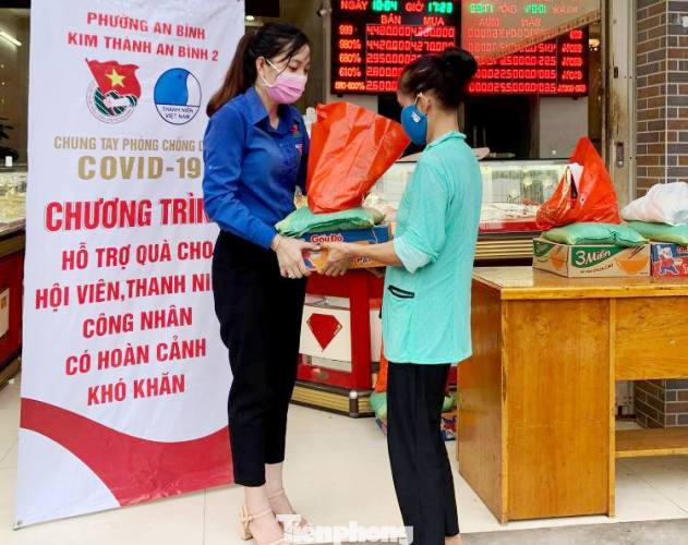 Đoàn viên thanh niên đến gõ cửa từng phòng trọ phát gạo cho công nhân ảnh 6