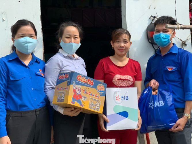 Đoàn viên thanh niên đến gõ cửa từng phòng trọ phát gạo cho công nhân ảnh 4