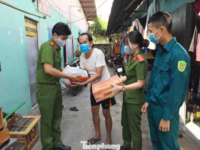 Đoàn viên thanh niên đến gõ cửa từng phòng trọ phát gạo cho công nhân ảnh 8