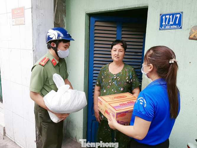 Đoàn viên thanh niên đến gõ cửa từng phòng trọ phát gạo cho công nhân ảnh 2