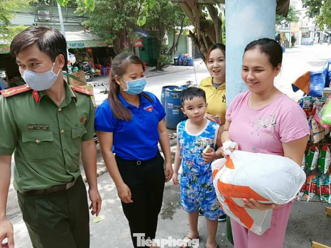 Đoàn viên thanh niên đến gõ cửa từng phòng trọ phát gạo cho công nhân ảnh 9