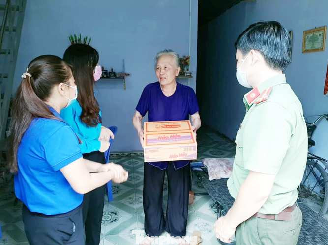 Đoàn viên thanh niên đến gõ cửa từng phòng trọ phát gạo cho công nhân ảnh 3