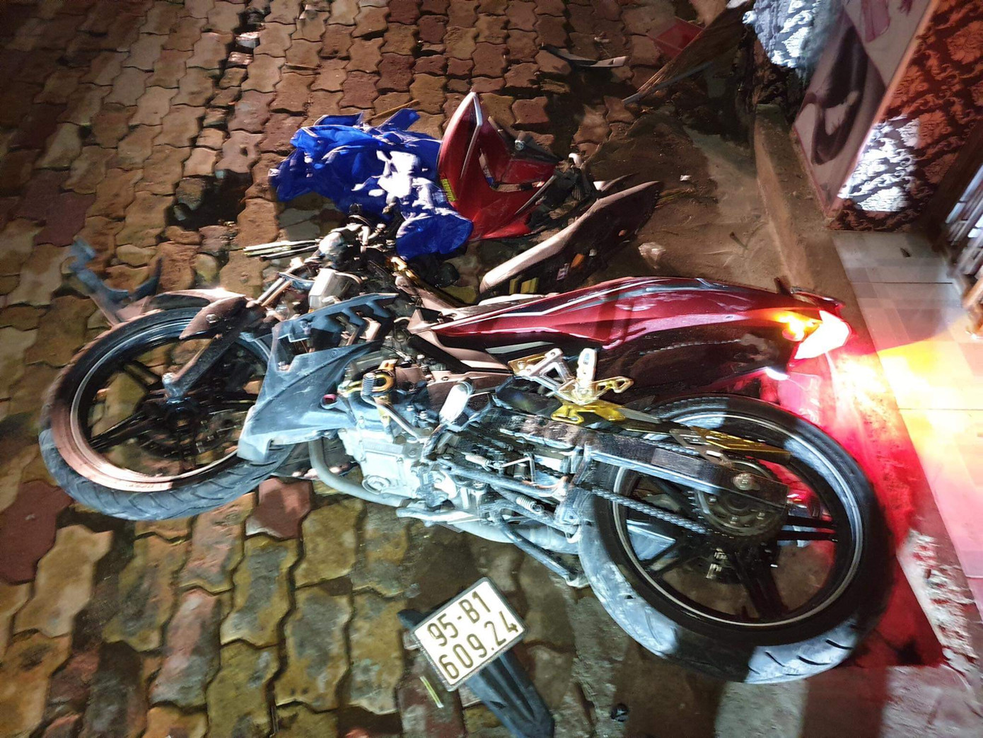 Trời mưa, đôi nam nữ lao xe vào trụ điện tử vong tại chỗ ảnh 2