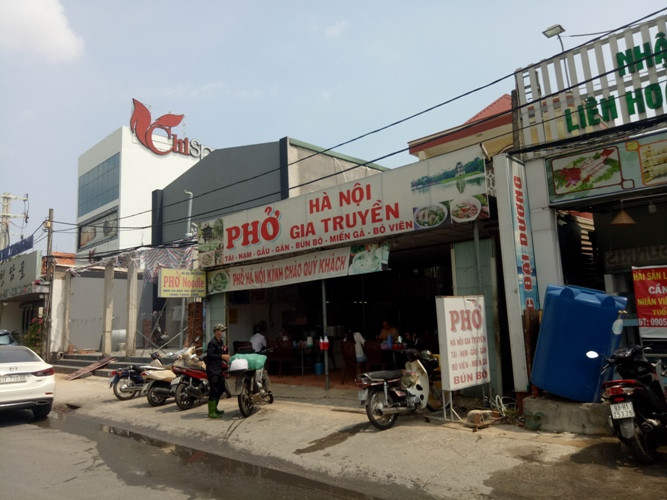 TPHCM ngày đầu sau cách ly xã hội: Hàng quán tấp nập, nhiều người 'quên' khẩu trang ảnh 20