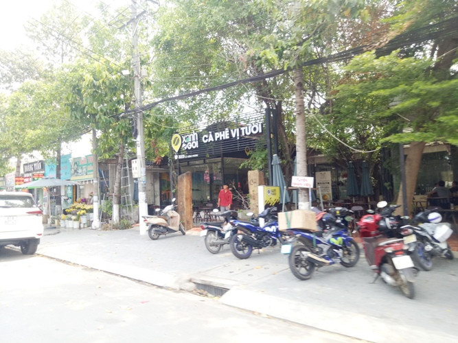 TPHCM ngày đầu sau cách ly xã hội: Hàng quán tấp nập, nhiều người 'quên' khẩu trang ảnh 19