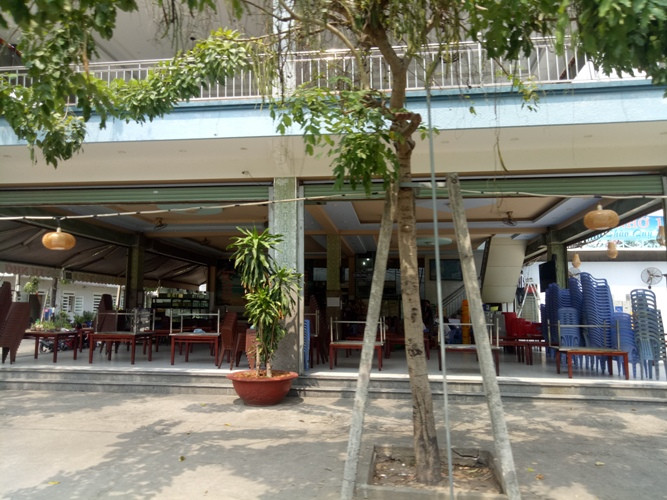 TPHCM ngày đầu sau cách ly xã hội: Hàng quán tấp nập, nhiều người 'quên' khẩu trang ảnh 22