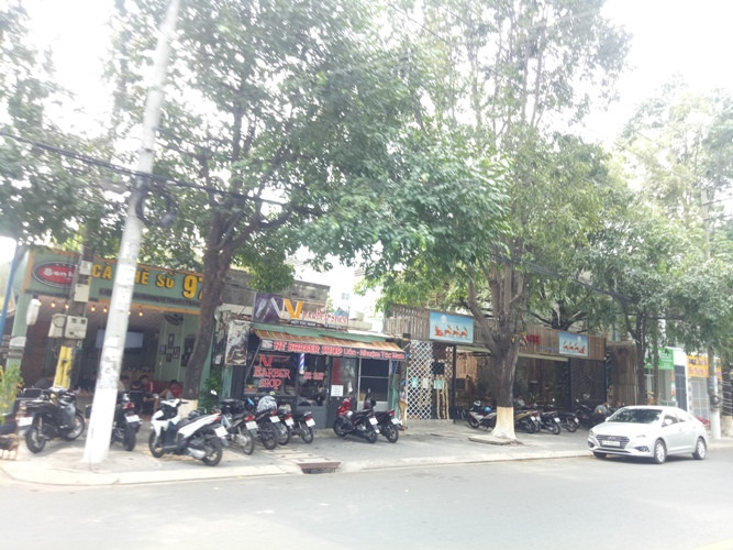 TPHCM ngày đầu sau cách ly xã hội: Hàng quán tấp nập, nhiều người 'quên' khẩu trang ảnh 17