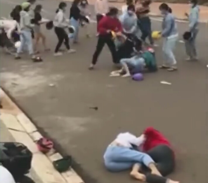 Xác minh nhóm nữ học sinh đánh nhau giữa lúc đang cách ly xã hội ảnh 1