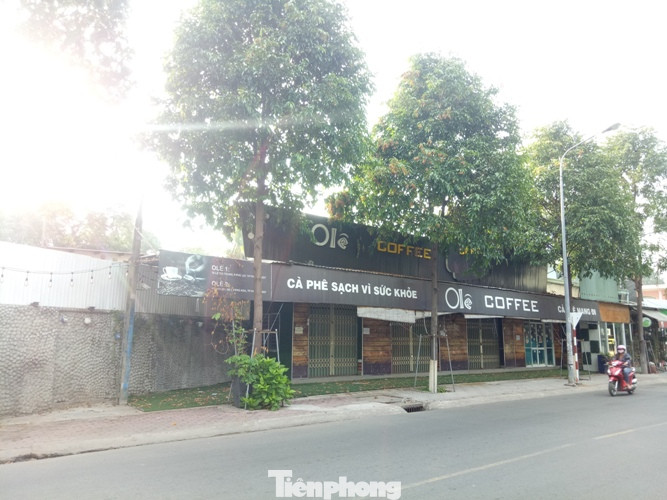 Bình Dương: Quán sá kín cổng, đường vẫn vắng sau 15 ngày cách ly xã hội ảnh 3