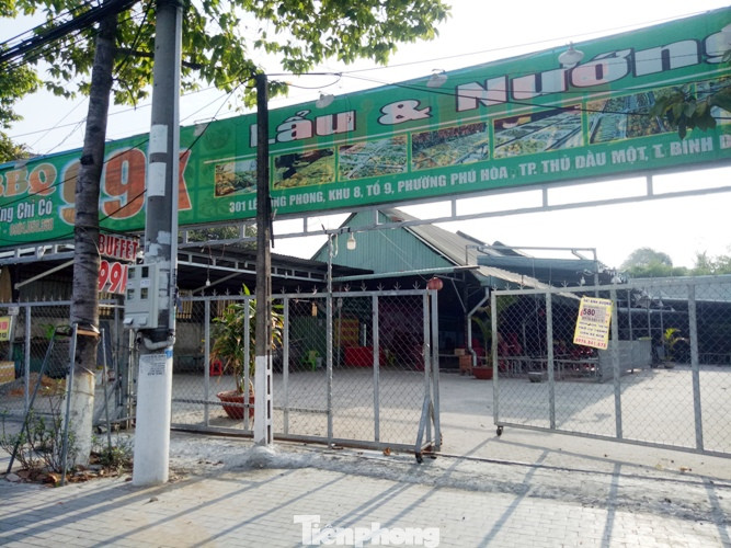 Bình Dương: Quán sá kín cổng, đường vẫn vắng sau 15 ngày cách ly xã hội ảnh 9