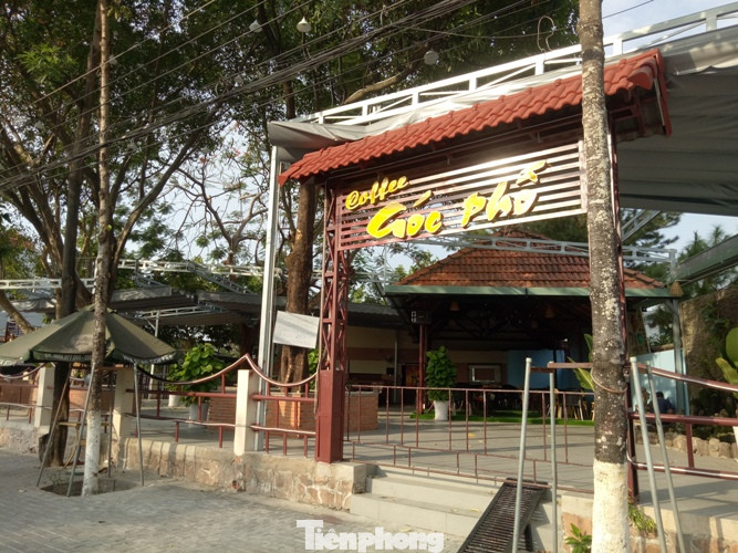 Bình Dương: Quán sá kín cổng, đường vẫn vắng sau 15 ngày cách ly xã hội ảnh 1