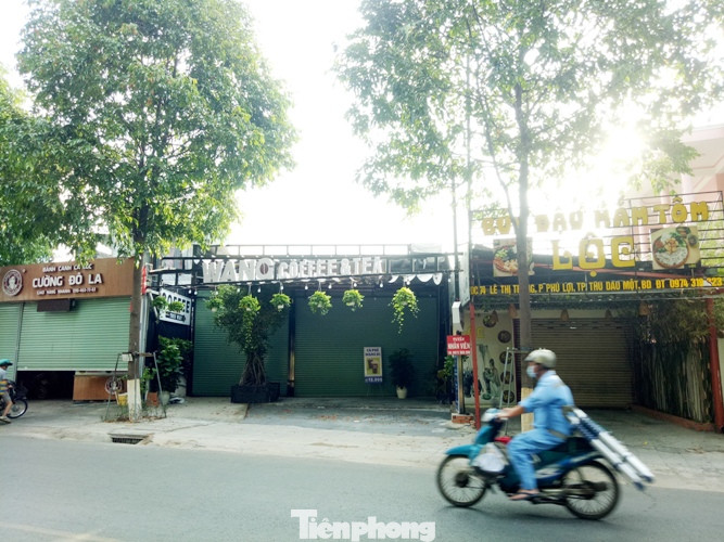 Bình Dương: Quán sá kín cổng, đường vẫn vắng sau 15 ngày cách ly xã hội ảnh 8