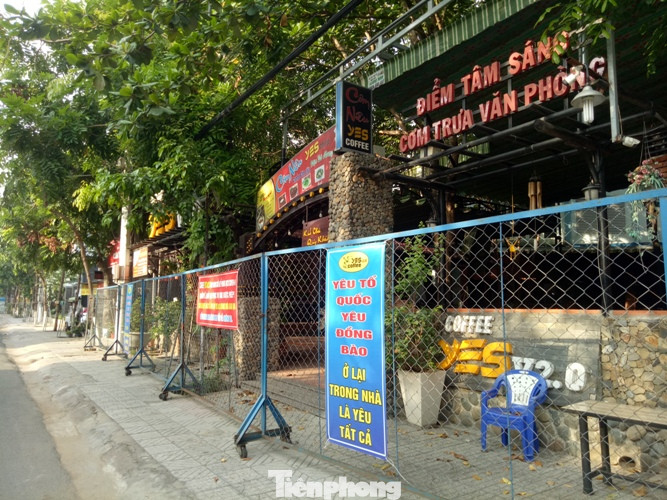 Bình Dương: Quán sá kín cổng, đường vẫn vắng sau 15 ngày cách ly xã hội ảnh 6