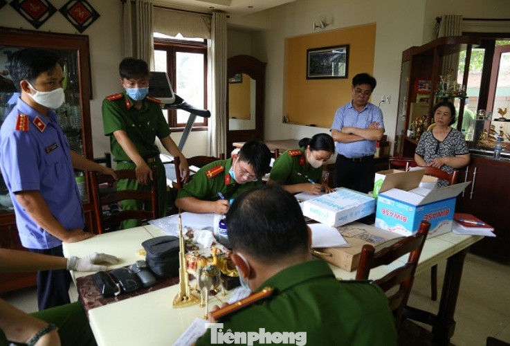 Công an khám xét nơi ở của lãnh đạo TCT Bình Dương (ảnh: CACC) Khám xét nơi ở và làm việc của lãnh đạo TCT Bình Dương ảnh 4