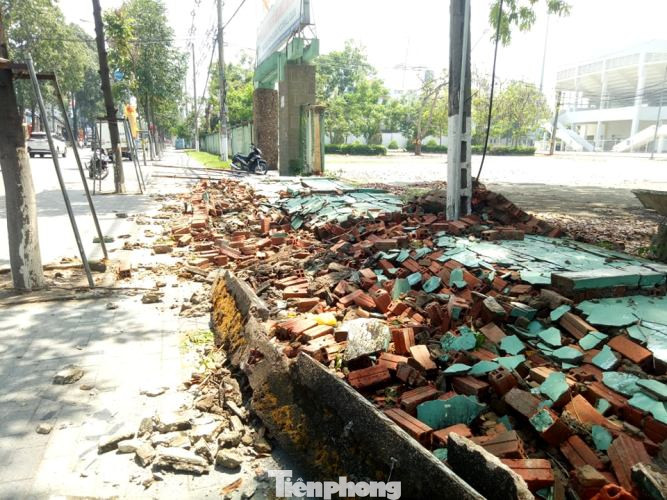  Lốc lớn ở Bình Dương làm tường SVĐ Gò Đậu đổ sập ảnh 3