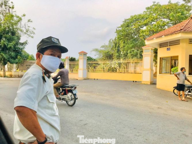 Cổng trụ sở TCT Bình Dương đóng, bảo vệ ngăn không cho báo chí tác nghiệp Khám xét nơi ở và làm việc của lãnh đạo TCT Bình Dương ảnh 1
