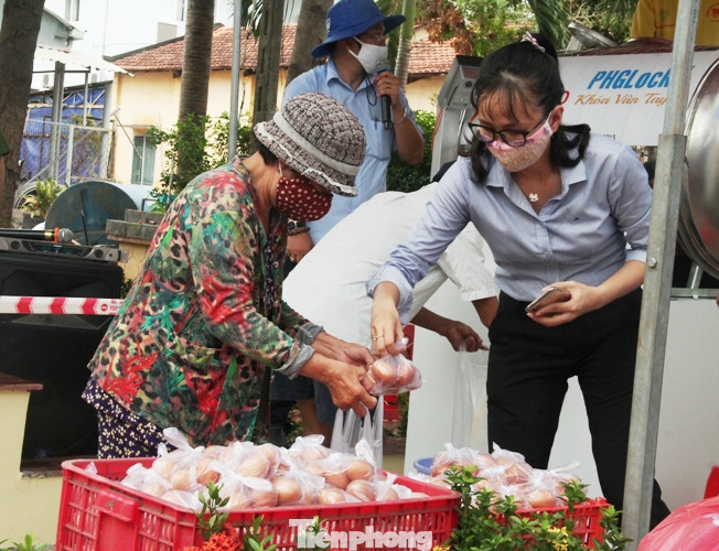 ATM gạo miễn phí ở Bình Dương: Ai nhận đều phát, ăn hết lại đến lấy ảnh 5