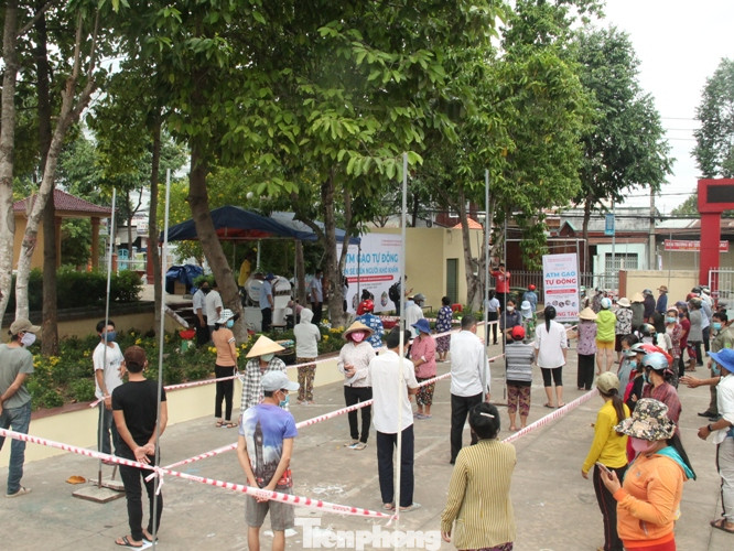 ATM gạo miễn phí ở Bình Dương: Ai nhận đều phát, ăn hết lại đến lấy ảnh 1