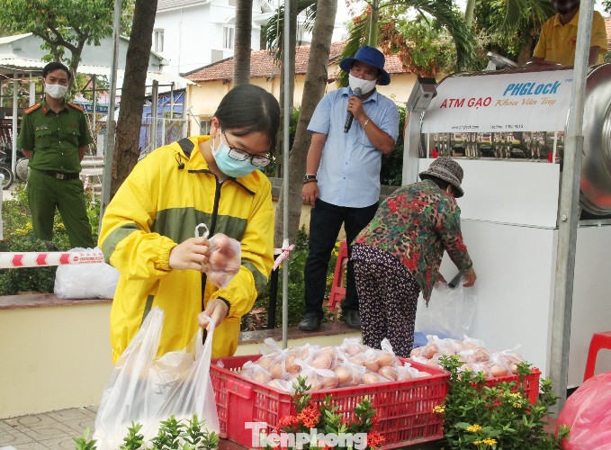 ATM gạo miễn phí ở Bình Dương: Ai nhận đều phát, ăn hết lại đến lấy ảnh 3