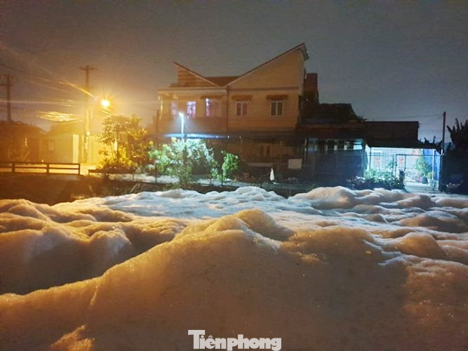 Kỳ lạ: 'Tuyết' phủ trắng suối ở Bình Dương sau cơn mưa lớn ảnh 1