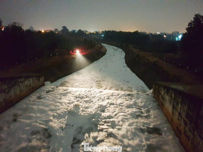 Kỳ lạ: 'Tuyết' phủ trắng suối ở Bình Dương sau cơn mưa lớn ảnh 5